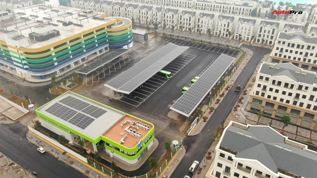 VinBus đầu tiên lăn bánh tại Hà Nội: Êm, không khí thải, bãi đỗ có pin mặt trời, có khu rửa xe riêng xịn xò - Ảnh 2.