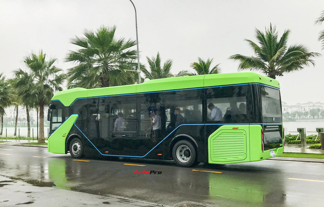 VinBus đầu tiên lăn bánh tại Hà Nội: Êm, không khí thải, bãi đỗ có pin mặt trời, có khu rửa xe riêng xịn xò - Ảnh 6.