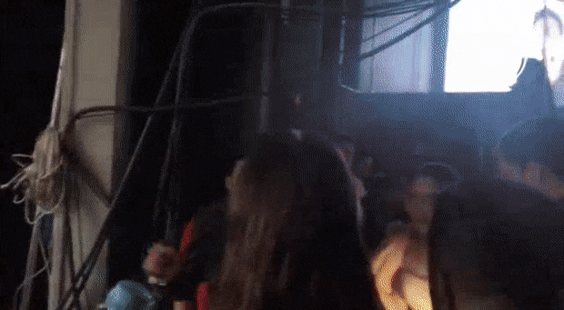 Mỹ Tâm tay bắt mặt mừng Hòa Minzy trong hậu trường, còn hí hửng để lộ chuyện hát sai lời - Ảnh 3. Mỹ Tâm tay bắt mặt mừng Hòa Minzy trong hậu trường, còn hí hửng để lộ chuyện hát sai lời - Ảnh 3.