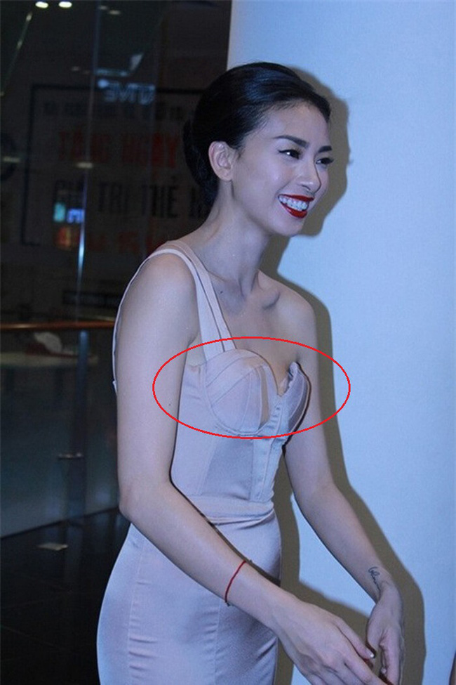 Vợ Phan Mạnh Quỳnh lộ miếng l&oacute;t ngực khi diện v&aacute;y cưới: Lỗi vặt v&atilde;nh m&agrave; rất nhiều c&ocirc; d&acirc;u hay mắc phải - Ảnh 8.