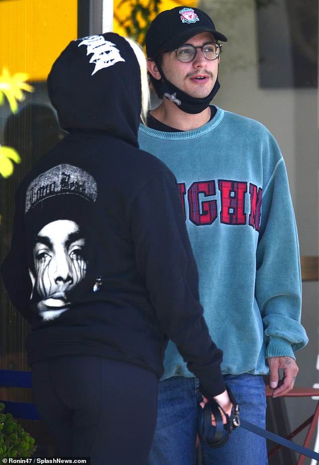 HOT: Billie Eilish lộ ảnh hẹn hò với mỹ nam hơn 10 tuổi, profile bạn trai có đẳng cấp hơn Công chúa Grammy? - Ảnh 3.