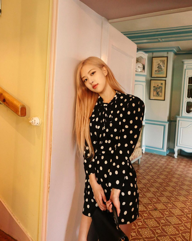 Rosé đúng là bánh bèo chúa của BlackPink khi diện loạt váy áo điệu chảy nước mà vẫn sang chảnh - Ảnh 11.