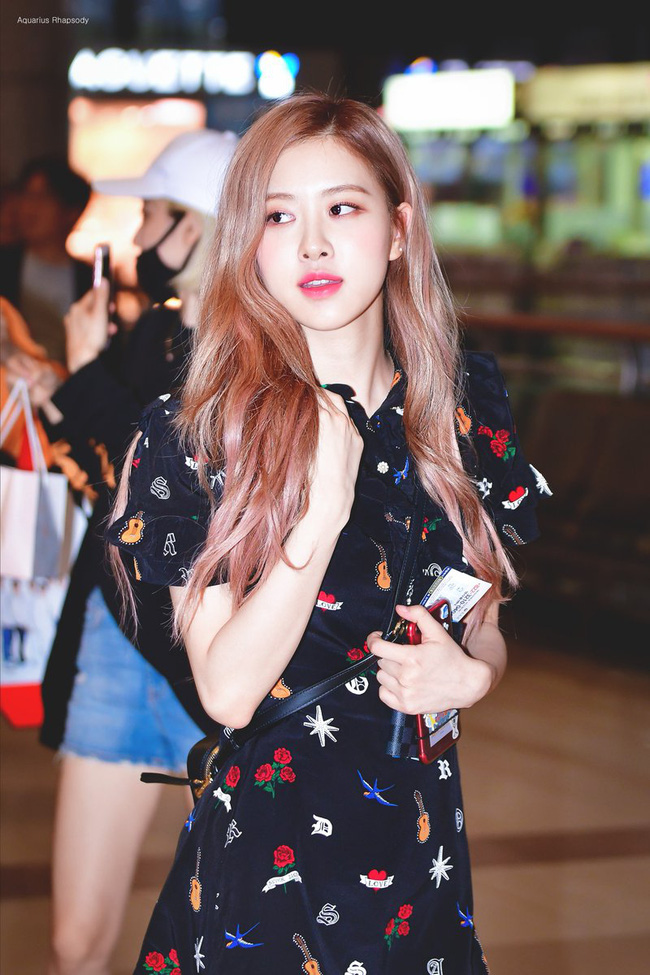 Rosé đúng là bánh bèo chúa của BlackPink khi diện loạt váy áo điệu chảy nước mà vẫn sang chảnh - Ảnh 14.