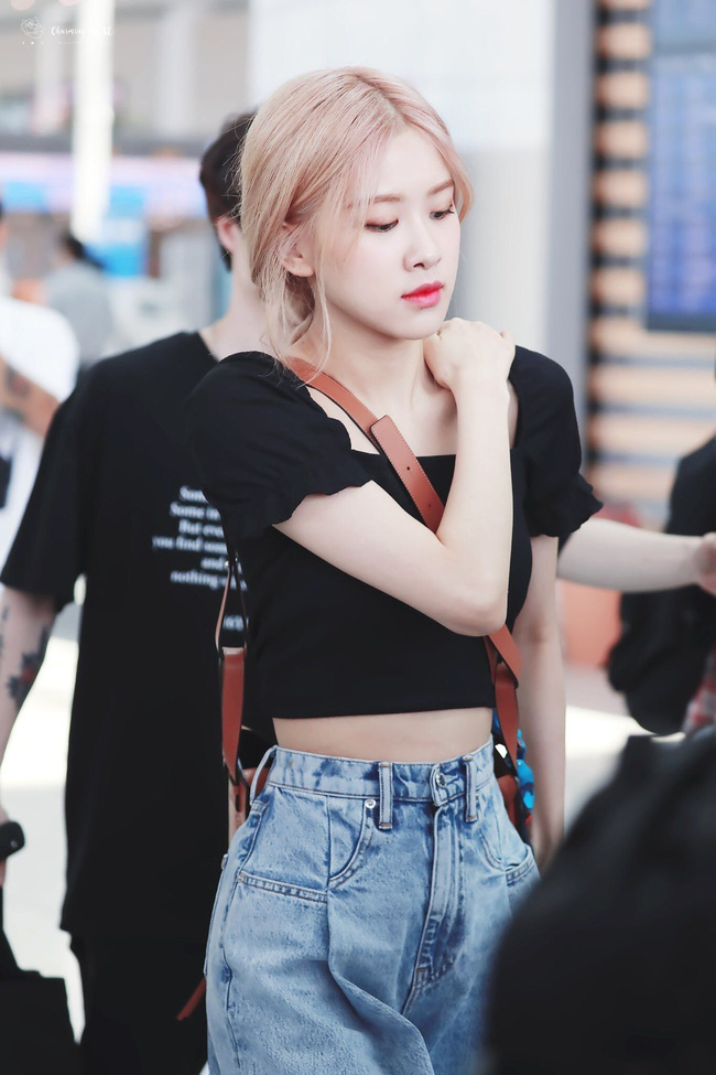 Rosé đúng là bánh bèo chúa của BlackPink khi diện loạt váy áo điệu chảy nước mà vẫn sang chảnh - Ảnh 10.