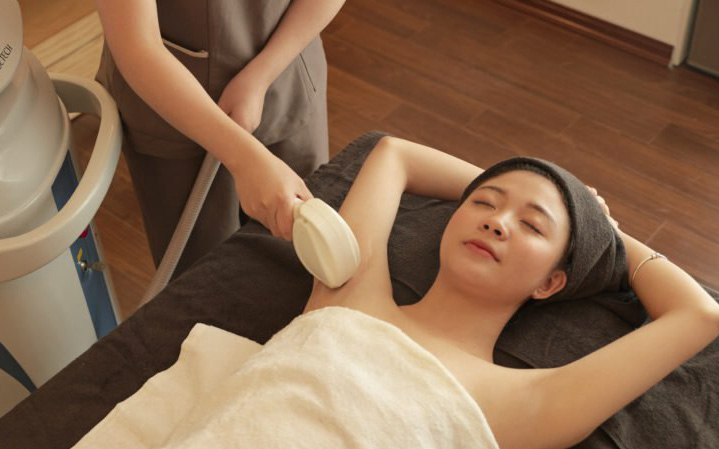 Hè đến là phải triệt lông: nên ra spa hay tự xử ở nhà thì ổn?