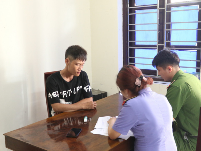Hết trộm chim, c&acirc;y cảnh, 2 con nghiện rủ nhau đi cướp của b&agrave; gi&agrave; - Ảnh 1.