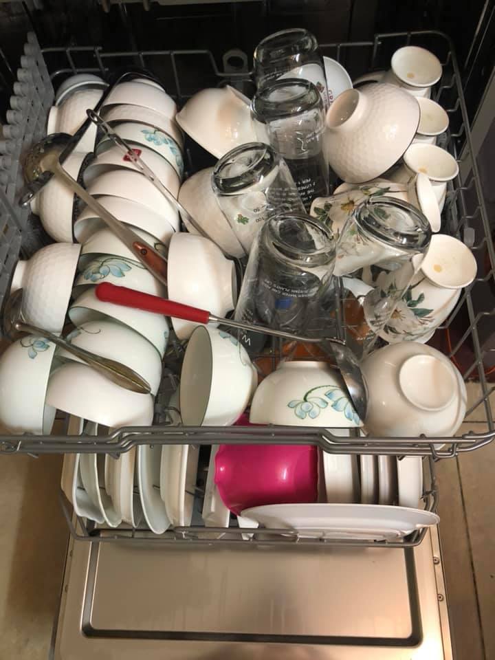 Bột rửa còn nguyên, bát đũa nhờn bẩn khi dùng máy rửa bát và nguyên nhân khiến "khổ chủ" cũng bất ngờ