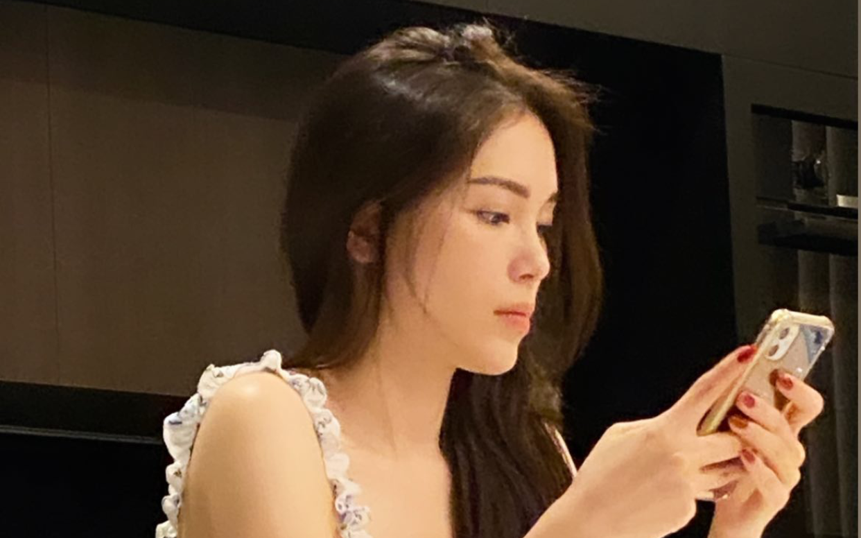 Con trai tỷ phú Johnathan chụp lén bạn gái, nhan sắc thế nào mà nàng dám đăng lên Instagram?