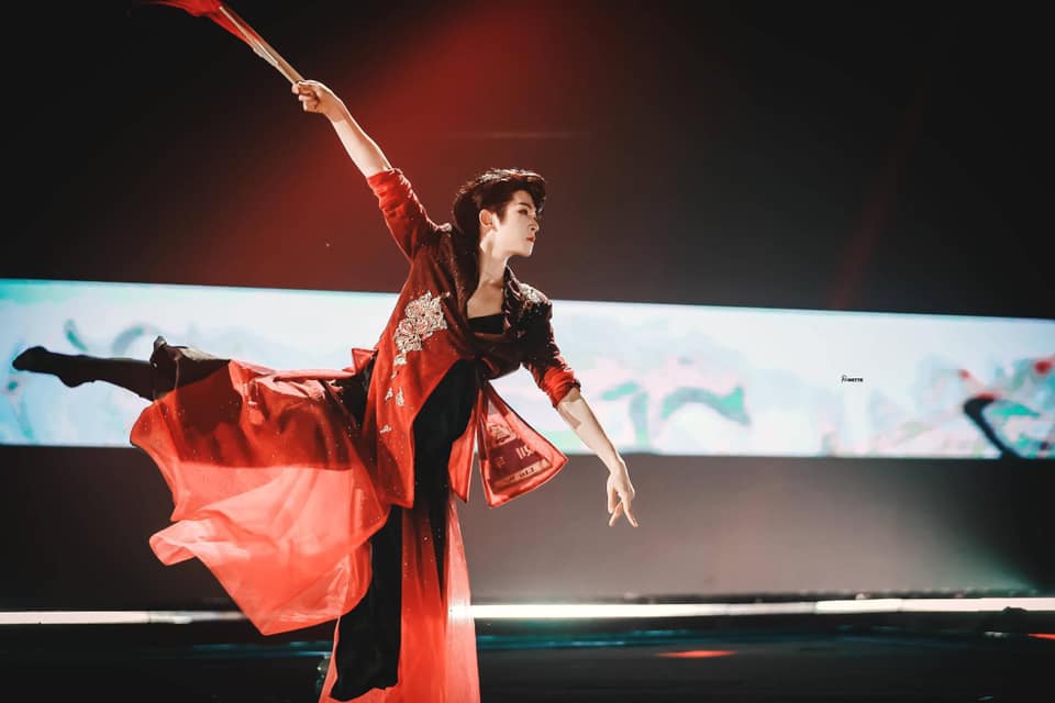 Debut chưa được 1 ng&agrave;y, fan Center S&aacute;ng Tạo Doanh 4 đ&atilde; v&ugrave;ng l&ecirc;n v&igrave; idol đứng lệch khỏi vị tr&iacute; trung t&acirc;m - Ảnh 5.