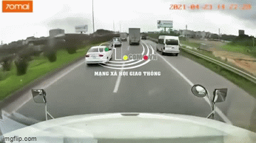 Clip: Kinh hoàng cảnh xe máy đâm bẹp dúm đuôi xe 16 chỗ trên cao tốc - Ảnh 2. Clip: Kinh hoàng cảnh xe máy đâm bẹp dúm đuôi xe 16 chỗ trên cao tốc - Ảnh 2.