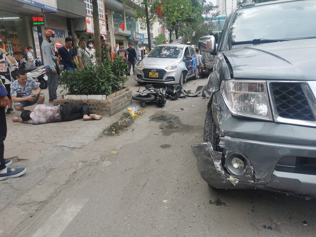 Hà Nội: Xe bán tải mất lái đâm liên hoàn 3 ô tô, 2 xe máy - Ảnh 1.