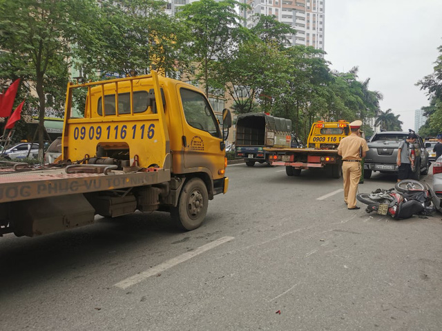 Hà Nội: Xe bán tải mất lái đâm liên hoàn 3 ô tô, 2 xe máy - Ảnh 11.