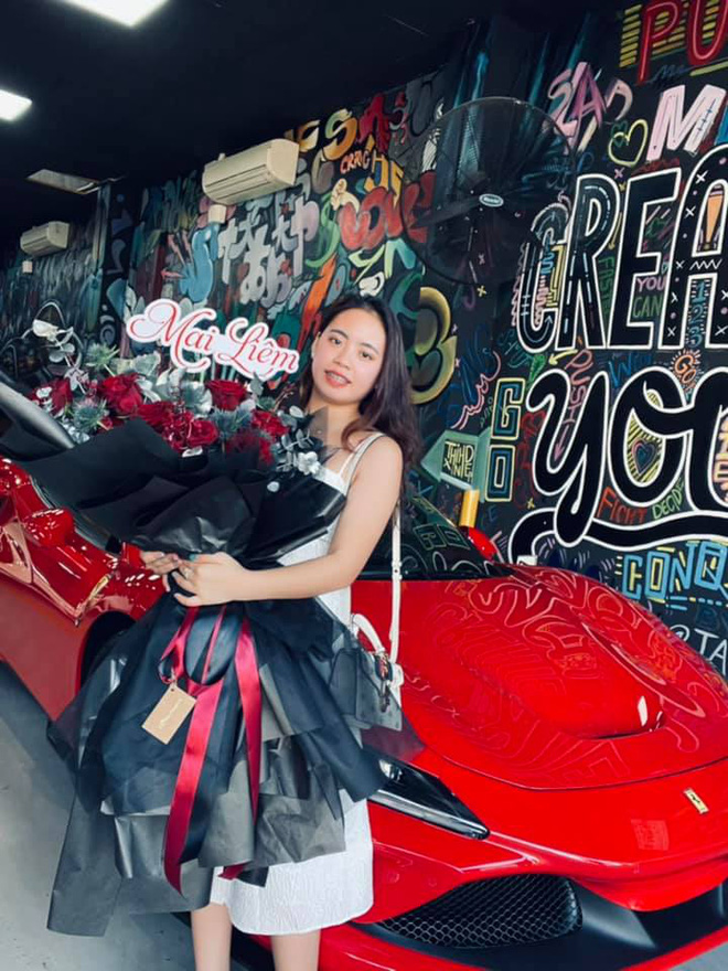 Chân dung cô gái trẻ vừa sắm Ferrari F8 Tributo tại Việt Nam: Từng sở hữu 2 chiếc Mercedes bạc tỷ, sắm cả biệt phủ cho bố mẹ - Ảnh 1.