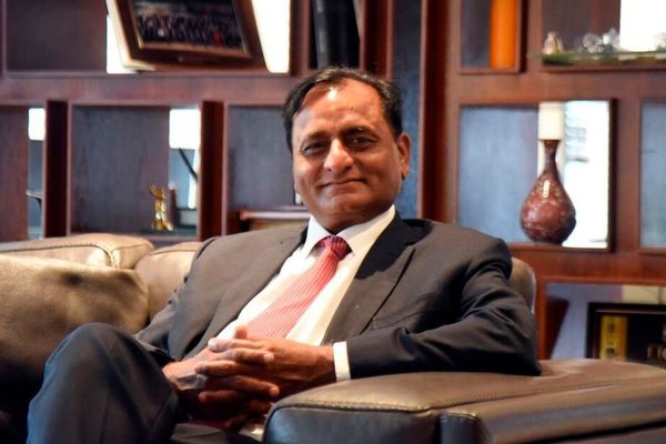 Tỷ ph&uacute; thế giới chỉ đi 1 đ&ocirc;i gi&agrave;y v&agrave; b&agrave;i học ki bo để dạy con về gi&aacute; trị của đồng tiền - Ảnh 1.