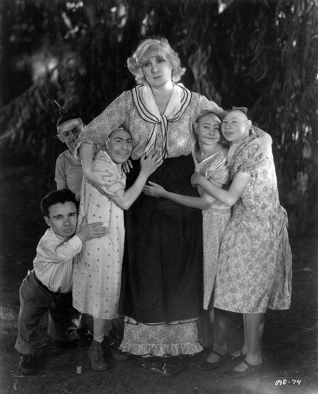 Chuyện b&iacute; ẩn về Schlitzie: Dị nh&acirc;n c&oacute; chiếc đầu nhọn hoắt v&agrave; cuộc đời bị đem ra trưng b&agrave;y trong g&aacute;nh xiếc mua vui cho thi&ecirc;n hạ - Ảnh 2.