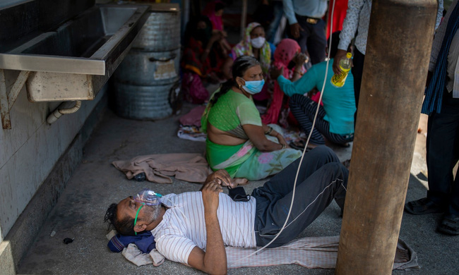 Sau bãi hỏa táng là loạt ảnh bệnh nhân Covid-19 ở Ấn Độ vật vã thở oxy chờ được nhập viện, phản ánh thực trạng thiếu hụt thiết bị y tế nhức nhối - Ảnh 11.