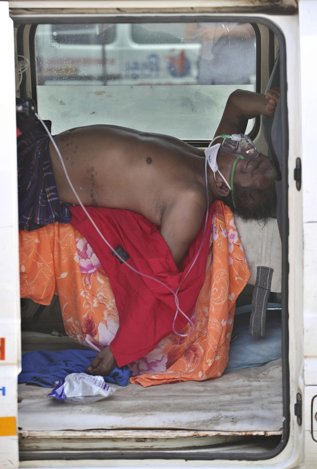 Sau bãi hỏa táng là loạt ảnh bệnh nhân Covid-19 ở Ấn Độ vật vã thở oxy chờ được nhập viện, phản ánh thực trạng thiếu hụt thiết bị y tế nhức nhối - Ảnh 12.