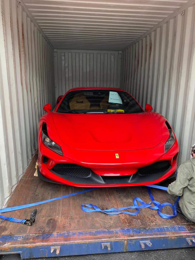 Chân dung cô gái trẻ vừa sắm Ferrari F8 Tributo tại Việt Nam: Từng sở hữu 2 chiếc Mercedes bạc tỷ, sắm cả biệt phủ cho bố mẹ - Ảnh 4.