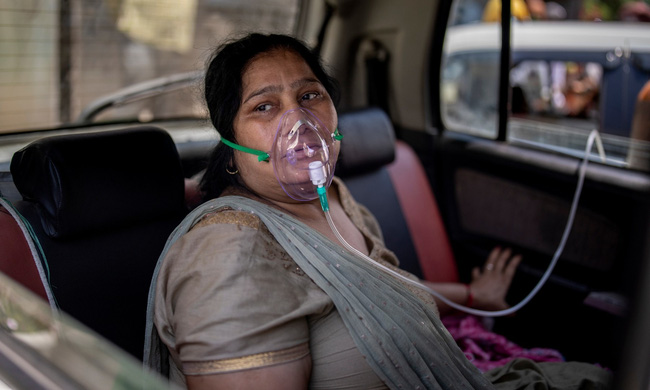 Sau bãi hỏa táng là loạt ảnh bệnh nhân Covid-19 ở Ấn Độ vật vã thở oxy chờ được nhập viện, phản ánh thực trạng thiếu hụt thiết bị y tế nhức nhối - Ảnh 5.