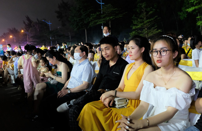 CLIP: H&agrave;ng vạn người đổ về Sầm Sơn xem bắn ph&aacute;o hoa - Ảnh 7.