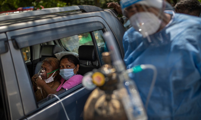 Sau bãi hỏa táng là loạt ảnh bệnh nhân Covid-19 ở Ấn Độ vật vã thở oxy chờ được nhập viện, phản ánh thực trạng thiếu hụt thiết bị y tế nhức nhối - Ảnh 6.