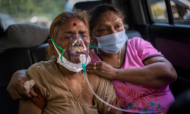 Sau bãi hỏa táng là loạt ảnh bệnh nhân Covid-19 ở Ấn Độ vật vã thở oxy chờ được nhập viện, phản ánh thực trạng thiếu hụt thiết bị y tế nhức nhối - Ảnh 7.
