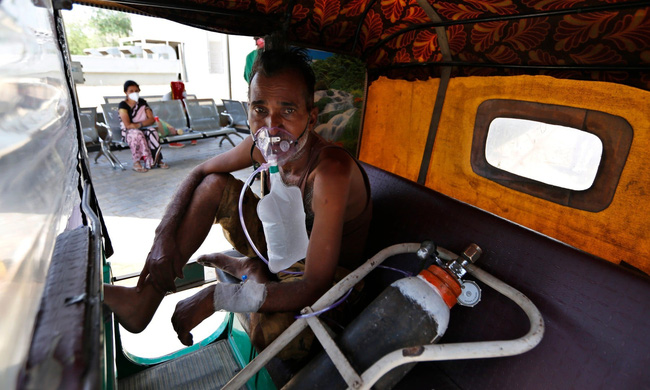 Sau bãi hỏa táng là loạt ảnh bệnh nhân Covid-19 ở Ấn Độ vật vã thở oxy chờ được nhập viện, phản ánh thực trạng thiếu hụt thiết bị y tế nhức nhối - Ảnh 8.