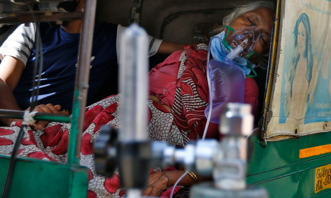 Sau bãi hỏa táng là loạt ảnh bệnh nhân Covid-19 ở Ấn Độ vật vã thở oxy chờ được nhập viện, phản ánh thực trạng thiếu hụt thiết bị y tế nhức nhối - Ảnh 9.