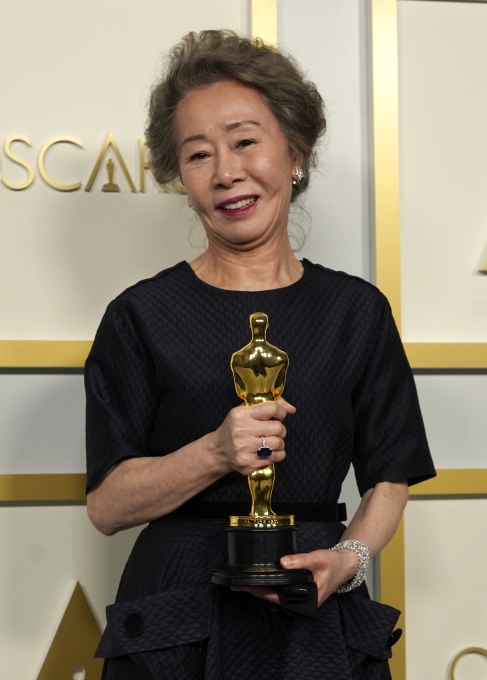Nữ minh tinh 74 tuổi xứ Hàn vừa làm nên kỳ tích ở Oscar 2021, Song Hye Kyo liền có động thái đặc biệt gây bão cả MXH - Ảnh 3.