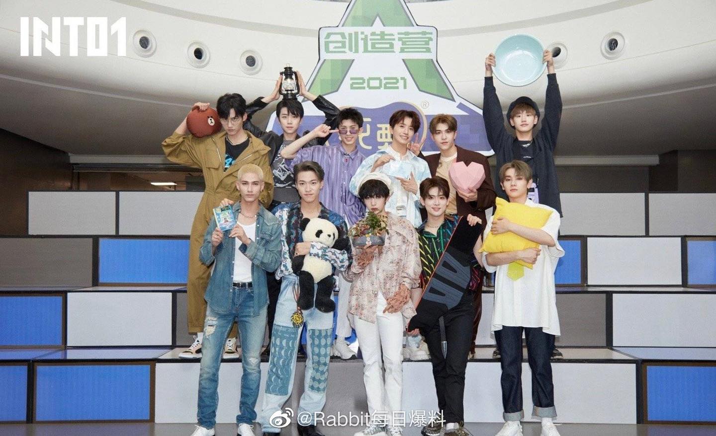 Debut chưa được 1 ng&agrave;y, fan Center S&aacute;ng Tạo Doanh 4 đ&atilde; v&ugrave;ng l&ecirc;n v&igrave; idol đứng lệch khỏi vị tr&iacute; trung t&acirc;m - Ảnh 1.