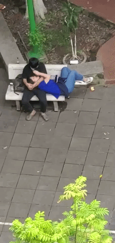 Ảnh, video phản cảm: Nhiều nam sinh vô tư hôn hít, sờ soạng bạn gái quá đà trong quán nước trước cổng trường - Ảnh 11.