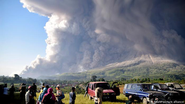 Núi lửa Sinabung (Indonesia) phun trào, đẩy tro bụi cao 1.000m lên không trung - Ảnh 1.