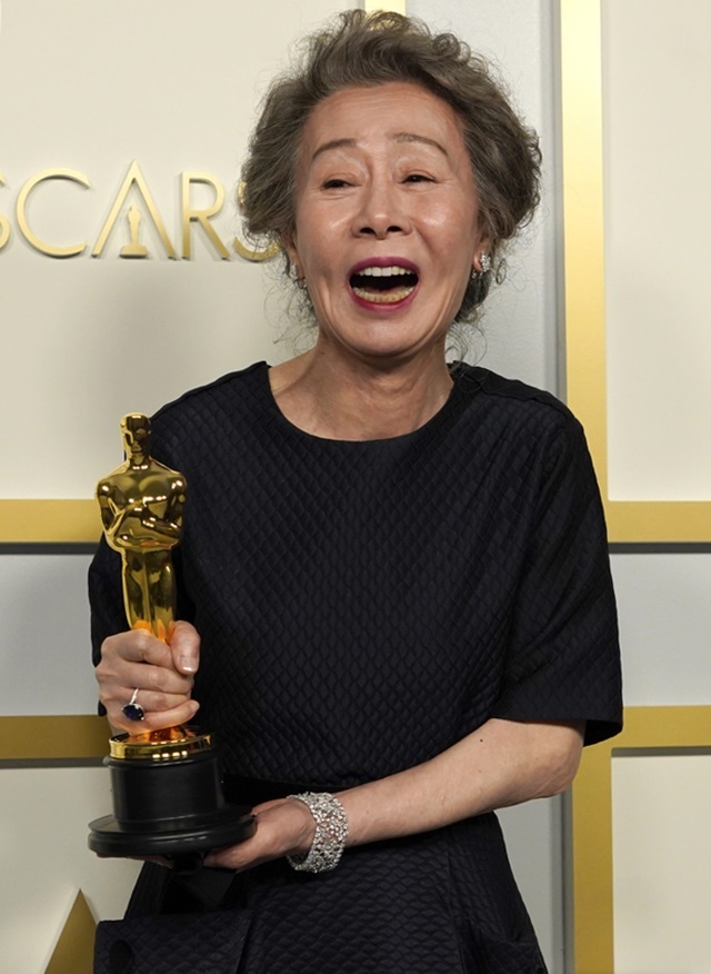 Bà ngoại quốc dân vừa thắng Oscar từng bị sỉ nhục vì ngoại hình và giọng nói, lời đáp trả khiến ai cũng phải ngả mũ - Ảnh 2.