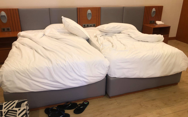 Bị phạt 500.000 đồng vì kê sát 2 chiếc giường khi đi du lịch ...