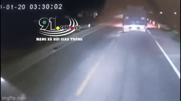 Clip: Tài xế bất ngờ phát hiện thi thể cụ ông 89 tuổi nằm giữa đường lúc 3 giờ sáng - Ảnh 2. Clip: Tài xế bất ngờ phát hiện thi thể cụ ông 89 tuổi nằm giữa đường lúc 3 giờ sáng - Ảnh 2.