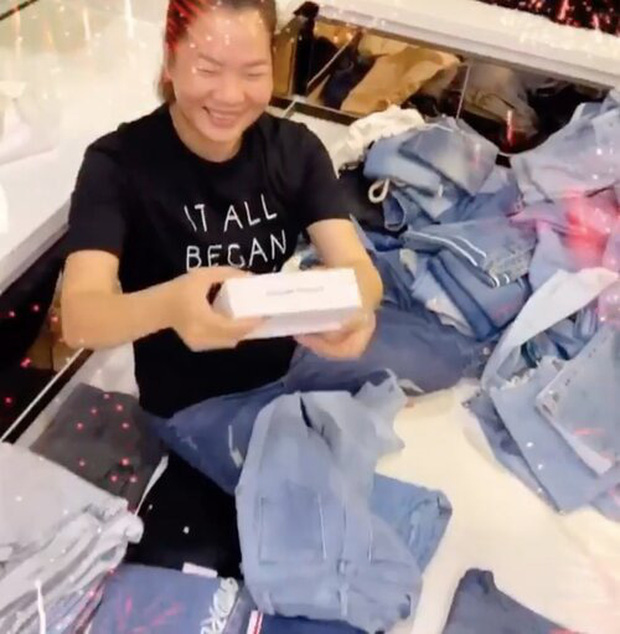 Thuý Kiều lại được Ngọc Trinh chiều chuộng, mua cả xe hơi xịn xò đợi trợ lý lên đập hộp? - Ảnh 4.