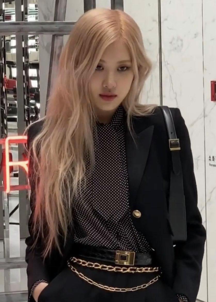 Loạt ảnh team qua đường chụp vội Rosé (BLACKPINK) đi làm đang gây bão: Khí chất như tổng tài, visual phát sáng, choáng nhất body thật - Ảnh 3.