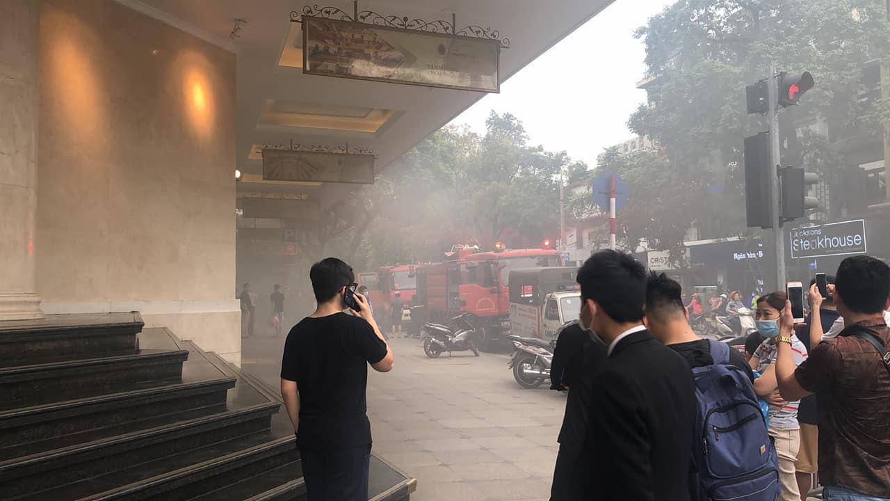 HOT: Car fire in the basement of Trang Tien Plaza, many people panicked - Photo 1.