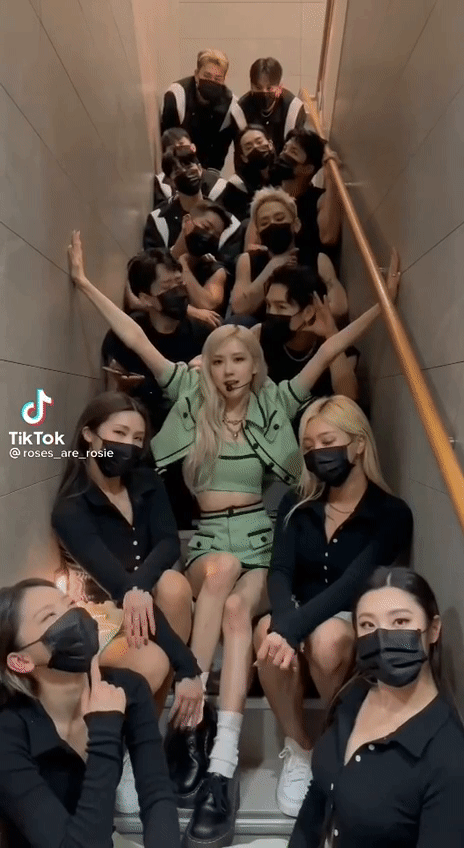 Trước m&agrave;n encore dở tệ, Ros&eacute; (BLACKPINK) đ&atilde; rủ r&ecirc; d&agrave;n dancer h&aacute;t a cappella On The Ground, kết quả ra sao? - Ảnh 3.