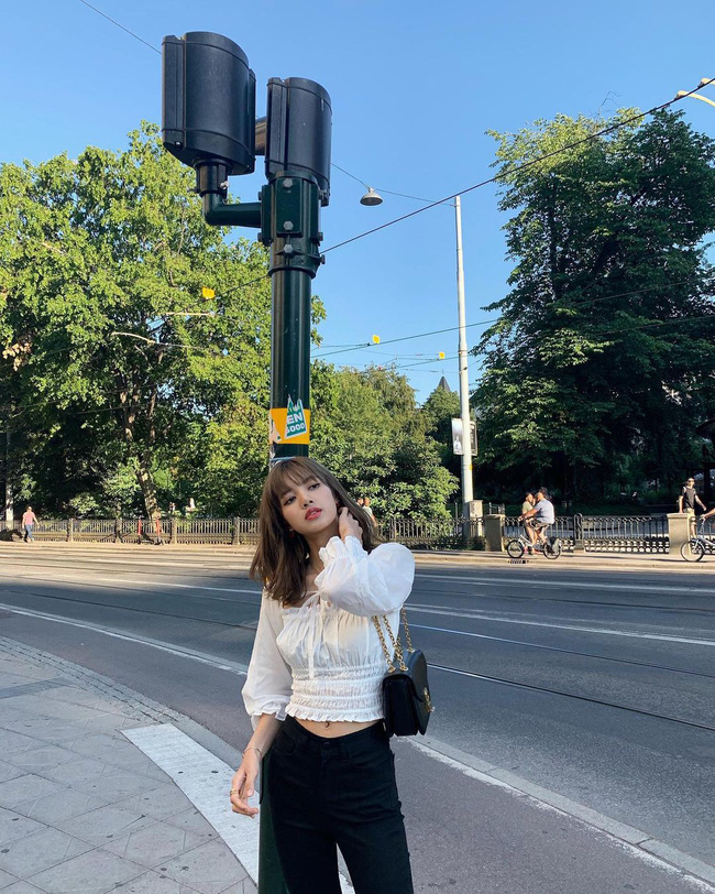 Lisa c&oacute; loạt &aacute;o sơmi/blouse xinh qu&aacute; mức quy định, đ&aacute;ng sắm theo để mặc đẹp nguy&ecirc;n m&ugrave;a H&egrave; - Ảnh 3.