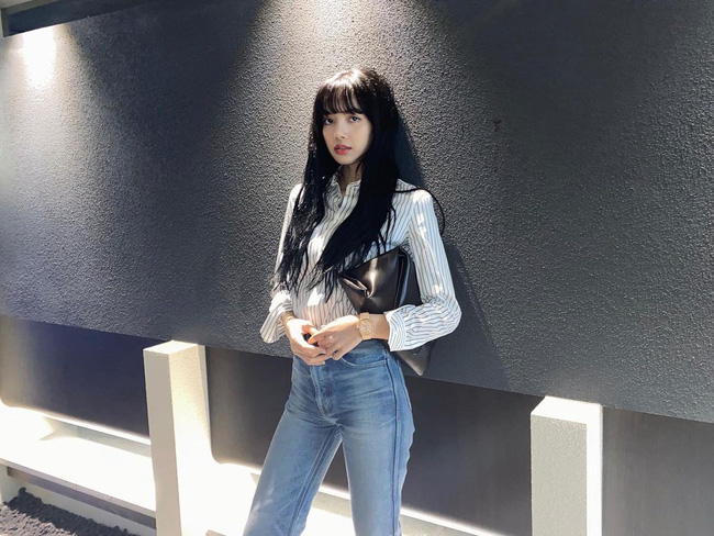 Lisa c&oacute; loạt &aacute;o sơmi/blouse xinh qu&aacute; mức quy định, đ&aacute;ng sắm theo để mặc đẹp nguy&ecirc;n m&ugrave;a H&egrave; - Ảnh 4.