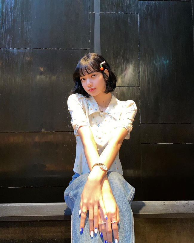 Lisa c&oacute; loạt &aacute;o sơmi/blouse xinh qu&aacute; mức quy định, đ&aacute;ng sắm theo để mặc đẹp nguy&ecirc;n m&ugrave;a H&egrave; - Ảnh 5.