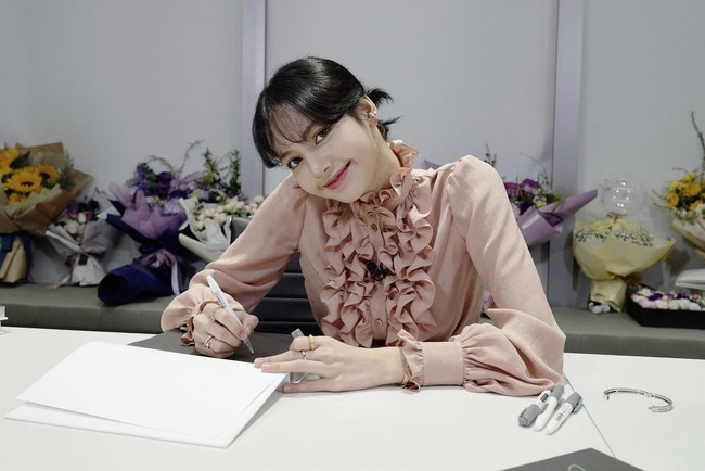 Lisa c&oacute; loạt &aacute;o sơmi/blouse xinh qu&aacute; mức quy định, đ&aacute;ng sắm theo để mặc đẹp nguy&ecirc;n m&ugrave;a H&egrave; - Ảnh 8.