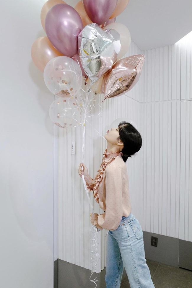 Lisa c&oacute; loạt &aacute;o sơmi/blouse xinh qu&aacute; mức quy định, đ&aacute;ng sắm theo để mặc đẹp nguy&ecirc;n m&ugrave;a H&egrave; - Ảnh 9.