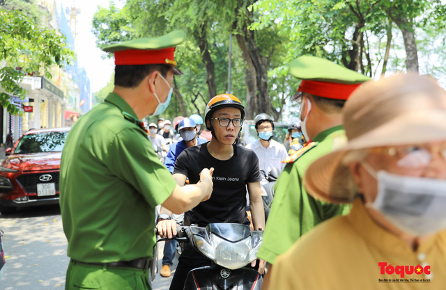 Hà Nội mạnh tay xử phạt người không đeo khẩu trang nơi công cộng - Ảnh 2.