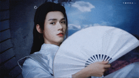 Mỹ nam Hoa ngữ m&uacute;a quạt dẻo ph&aacute;t hờn: Cung Tuấn thần th&aacute;i xỉu c&ograve;n Ti&ecirc;u Chiến hơi ph&egrave;n kh&ocirc;ng? - Ảnh 1.