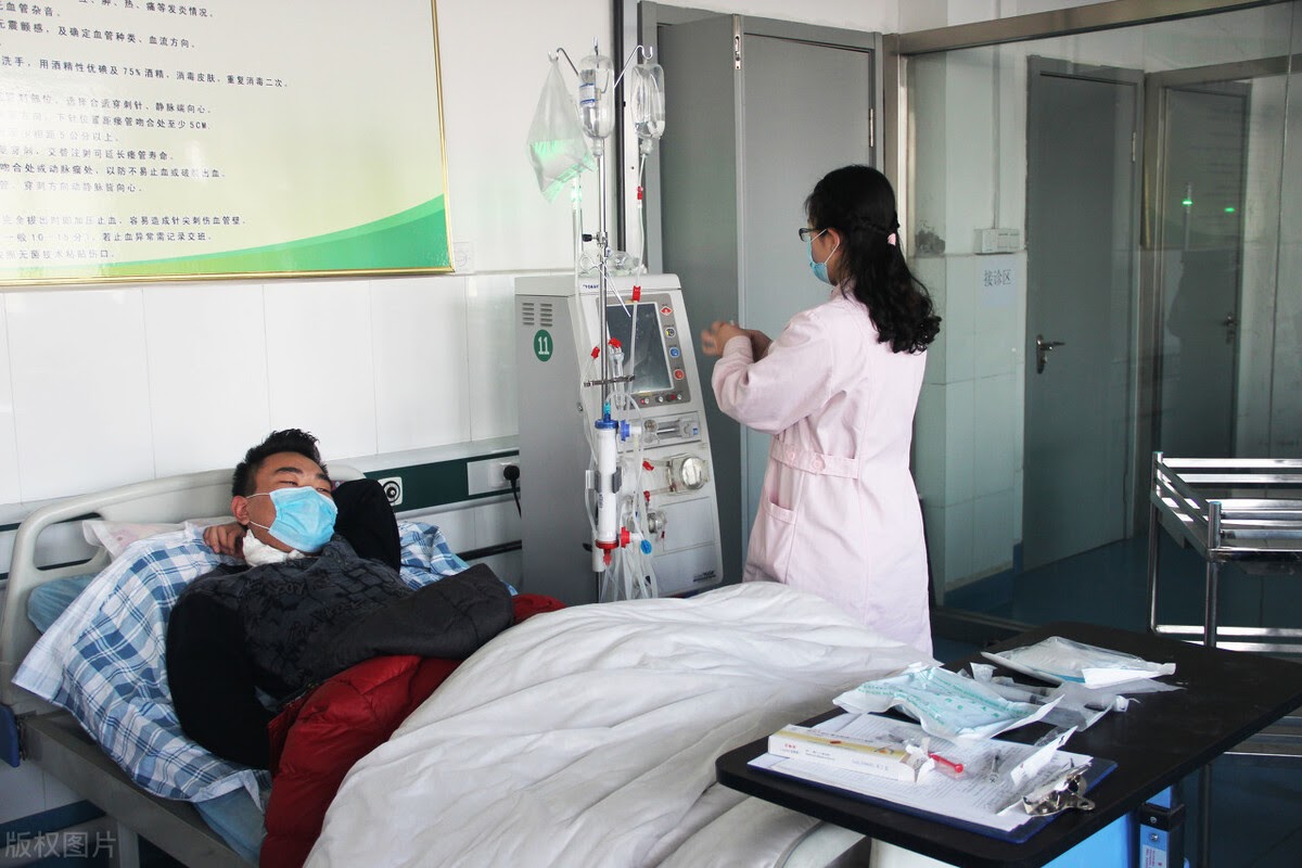 Tưởng bị cảm lạnh thông thường, ai ngờ amidan của người đàn ông 30 tuổi phình to, chảy mủ ròng ròng - Ảnh 1.