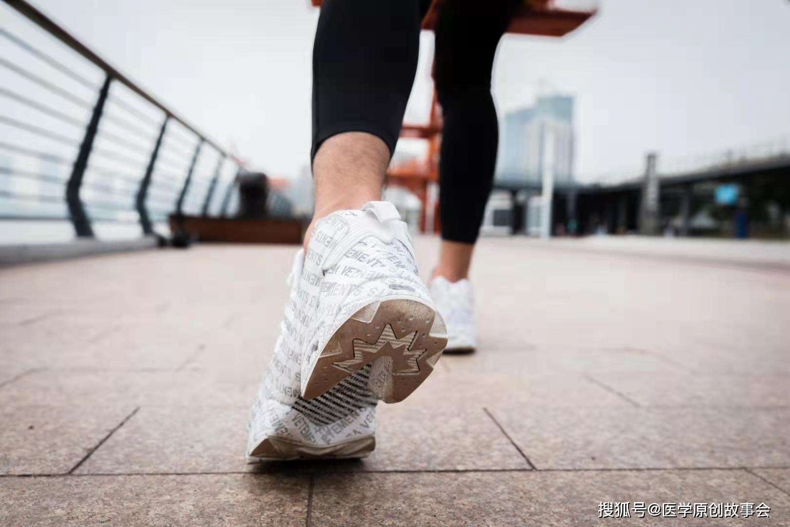 Những người sắp bị bệnh tật ập đến thường có 5 đặc điểm khi đi bộ, nếu bạn không có thì xin chúc mừng - Ảnh 2.