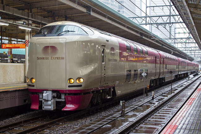 Có gì trong chuyến tàu xuyên đêm duy nhất còn sót lại ở Nhật Bản khiến khách du lịch phải thốt lên: Không đi thì phí? - Ảnh 2.