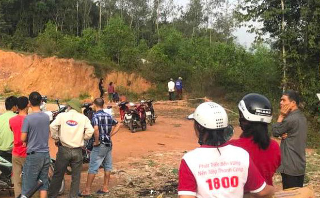 Người chăn bò phát hiện thi thể nam giới phân hủy trong đồi cây, cạnh ba lô chứa giấy tờ tùy thân - Ảnh 1.